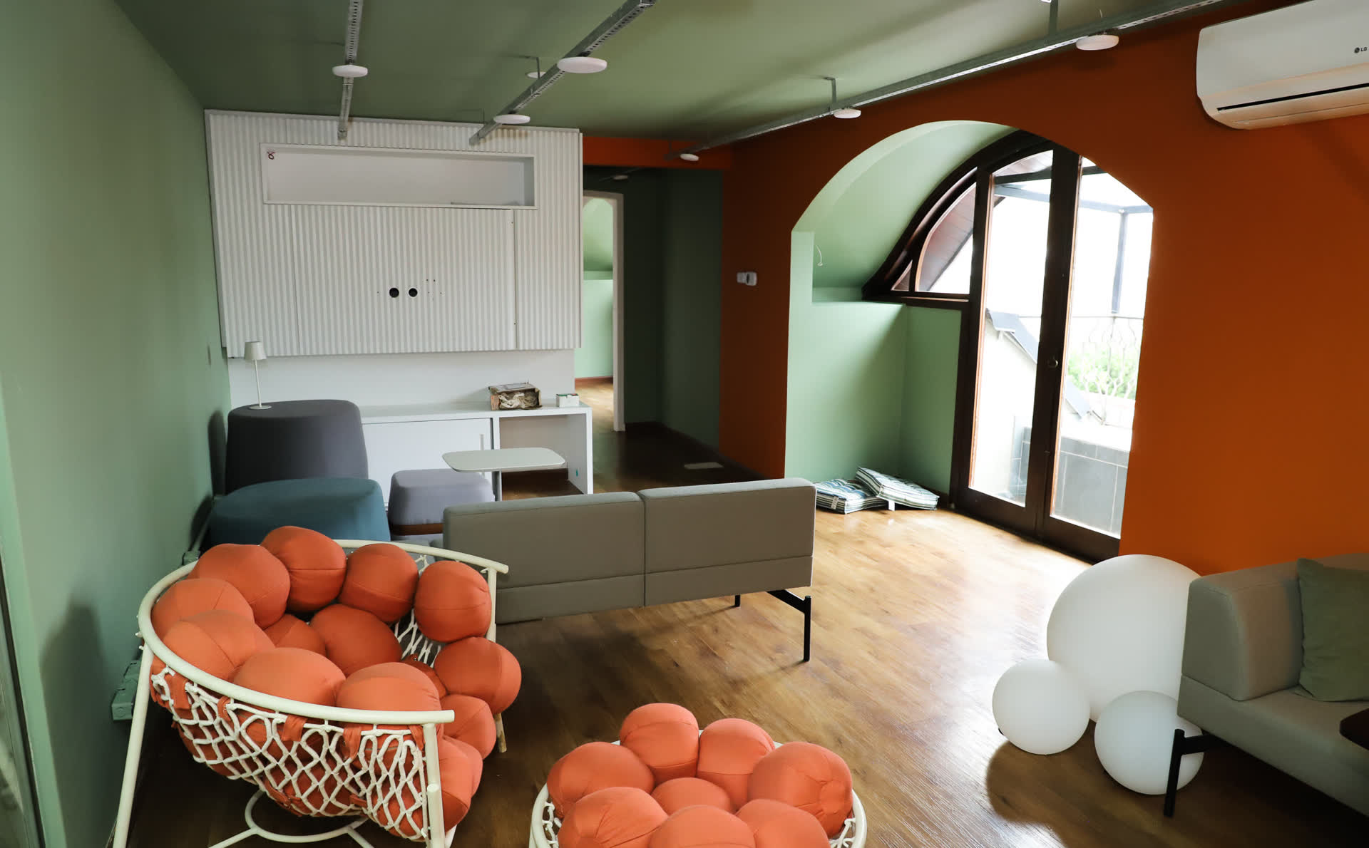 Lounge do segundo andar, para reuniões menores e momentos mais reservados.